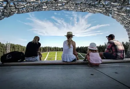 Nepieredzēts pieprasījums: skolēnu dziesmu un deju svētku biļetes izķertas zibens ātrumā