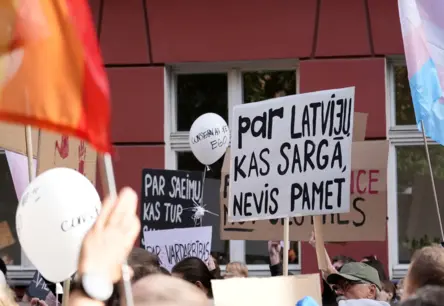 Nepilnas diennakts laikā tūkstošiem parakstu Stambulas konvencijas aizstāvībai Latvijā