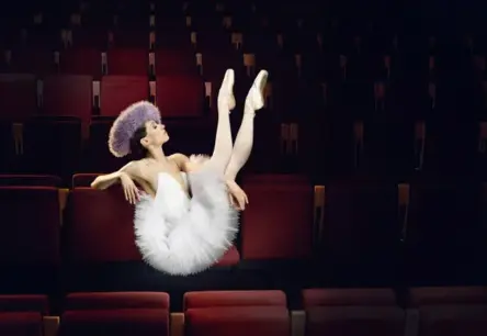 Novembrī uz teātra skatuvēm – režisoru jaunās vīzijas un aizraujošas pirmizrādes