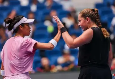 Ostapenko un Sji pārsteidz favorītes un nodrošina vietu WTA Finals pusfinālā