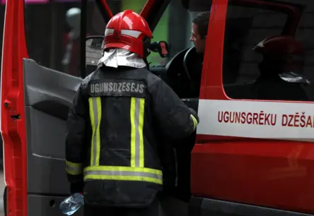 Pagājušajā diennaktī ugunsgrēkos Latvijā cieta divi cilvēki; atklāti biežākie negadījumu iemesli