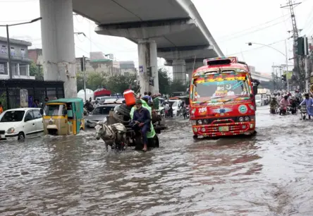 Pakistānā postošās musonu lietusgāzes prasījušas jau 111 dzīvības, tostarp desmitiem bērnu