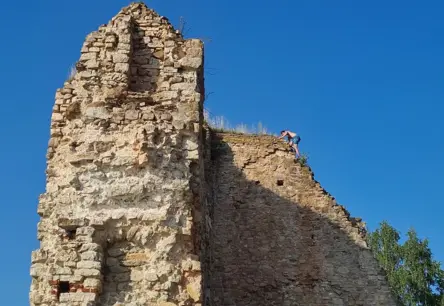 Pārgalvība Koknesē: jaunieši ignorē drošības zīmes, kāpj pilsdrupu mūros un lec Daugavā