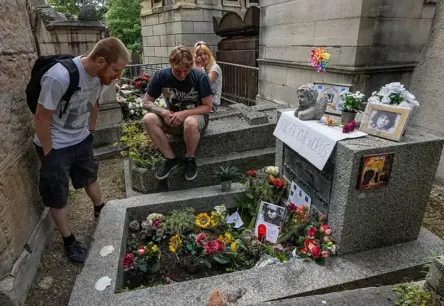 Parīze izsludina loteriju apbedīšanas vietām pie Džima Morrisona, Edītes Piafas un Oskara Vailda