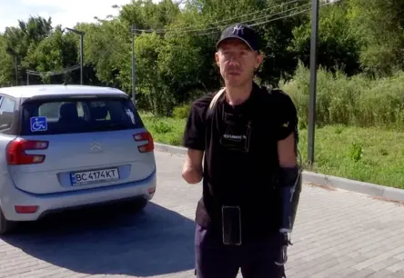 Pārvarot neiedomājamo: Ukrainas veterāns Mikola Šots ar protēzēm atgūst mobilitāti un spēju vadīt auto