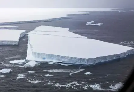 Pasaulē lielākais aisbergs A23a sadalās siltajos ūdeņos: dramatiska beigu deja pēc 40 gadu ceļojuma