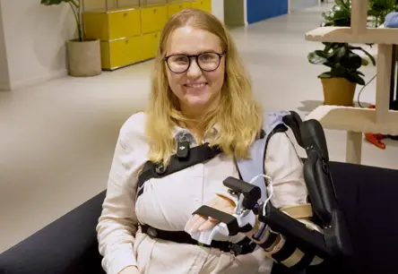 Pasaulē pirmais pilnas rokas egzoskelets sniedz jaunu neatkarību insultu pacientiem