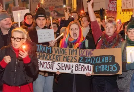 Pie Saeimas notiek protests pret Latvijas izstāšanos no Stambulas konvencijas