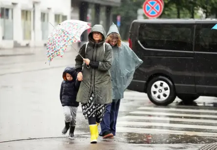 Piektdien Latvijā daudzviet līs, vietām stipri — ciklons nes rudens vēstnešus