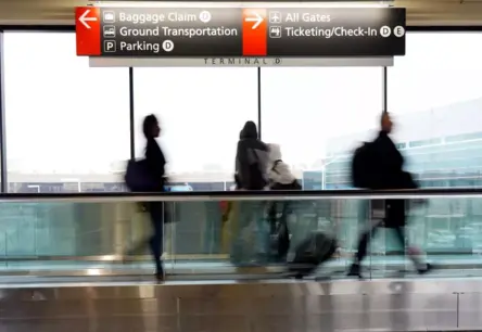 Pilsoņi aicina apturēt ES likumu, kas mazina gaisa pasažieru tiesības