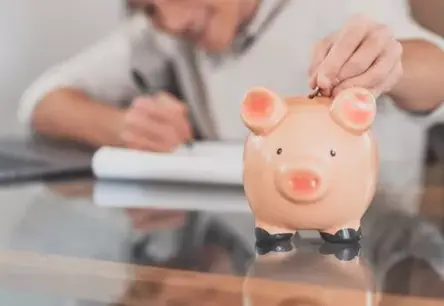 Pirmā alga pusaudzim: Kā vecākiem kļūt par gudriem finanšu ceļvežiem?