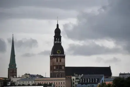 Pirmdiena Latvijā: mākoņains debesis un nelieli nokrišņi, temperatūra līdz +17 grādiem