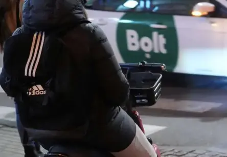 Pirms koplietošanas auto lietošanas būs obligāts alkohola tests: Saeima pieņem jaunus satiksmes drošības noteikumus