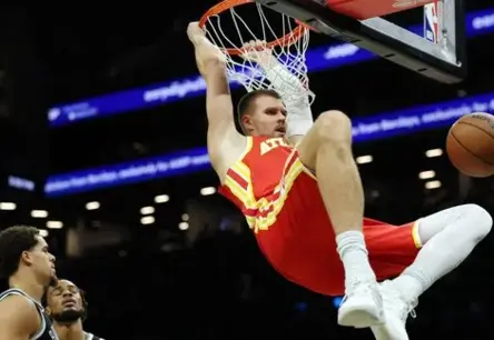 Porziņģis atkārto karjeras rekordu rezultatīvajās piespēlēs "Hawks" uzvarā, Jangam trauma