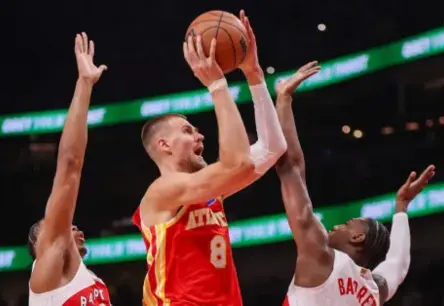 Porziņģis gūst 20 punktus, bet "Hawks" piedzīvo pārliecinošu zaudējumu pret "Raptors" sezonas atklāšanā