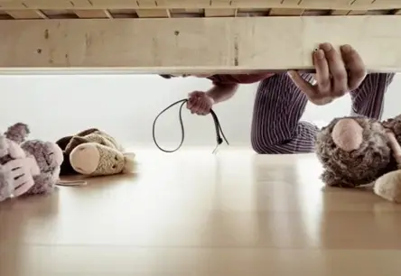 Probācijas uzraudzība patēvam par gadiem ilgu vardarbību pret trim bērniem: Tiesas lēmums raisa diskusijas