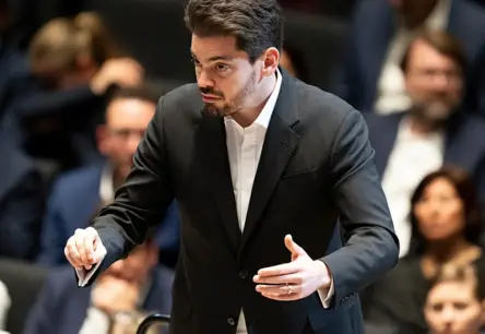 Protesti iztrauc Lahava Šani koncertu Parīzē, aizturēti demonstranti