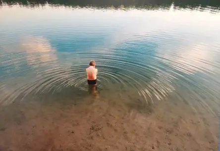 „Puika, paklausies!” – Sirdi Aizkustinošs Vēstījums par Autismu un Cilvēcību Fotogrāfijās