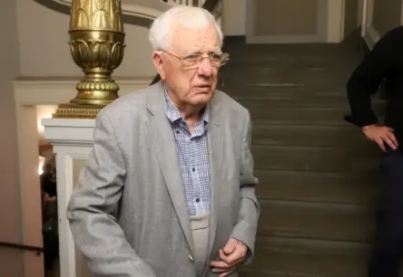 Raimonds Pauls godina māsas Edītes piemiņu viņas dzimtajā dzīvoklī