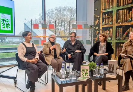 Regīnas Ezeras daiļrade uzplaukst jaunā gaismā: pētnieku diskusija Rīgas Grāmatu svētkos