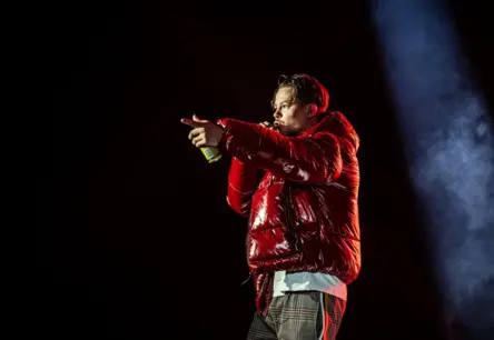 Reperis Deniss atklāj jaunu radošo nodaļu ar minialbumu "Plejādes" un singlu "Pasēdēt"