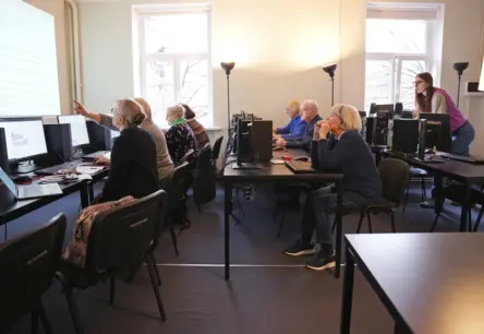 Rīdzinieki aktīvi apgūst digitālās prasmes – mācības bez maksas pieejamas deviņās apkaimēs