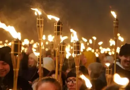 Rīgā Tūkstošiem Cilvēku Vienojas Patriotiskā Lāpu Gājienā