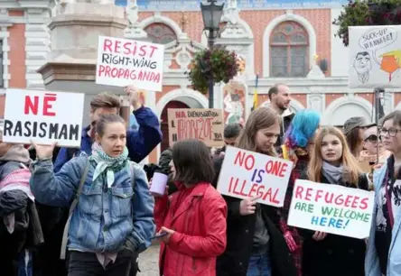 Rīgā aptuveni 60 cilvēku protestē pret migrācijas ierobežojumiem