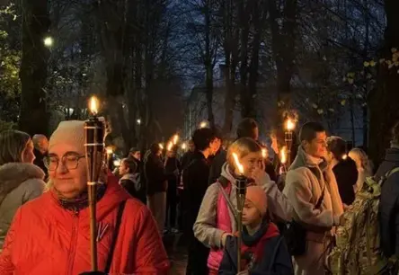 Rīgā lāpu gājienā godināti Latvijas Neatkarības cīņu varoņi