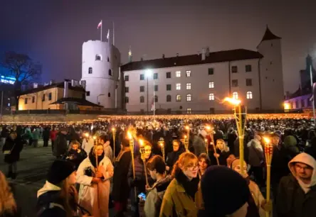 Rīgā noticis iespaidīgs lāpu gājiens; svinīgi godināti Latvijas varoņi pie Rīgas pils