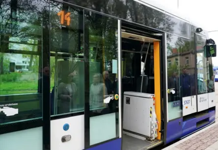 Rīgā pie Botāniskā dārza negadījums aptur tramvaju satiksmi