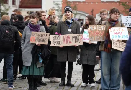 Rīgā protestē pret migrācijas ierobežojumiem: "Migrācija ir cilvēktiesības"