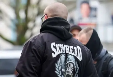 Rīgā skinhedu grupējums uzbrūk un aplaupa nepilngadīgo – prokuratūrā nodota lieta pret trim jauniešiem
