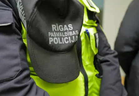 Rīgā zaglis, meklējot laupījumu, automašīnā iemieg un tiek pieķerts