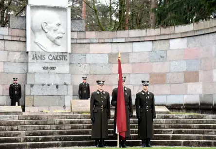 Rīgas Meža kapos atjaunots Latvijas pirmā prezidenta Čakstes goda piemineklis