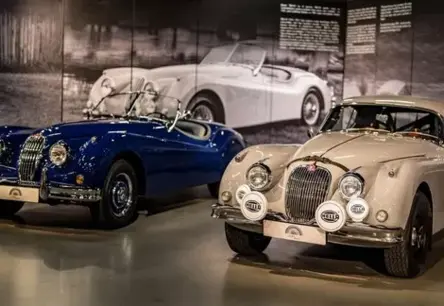 Rīgas Motormuzejs aicina iepazīt 20. gadsimta dizaina ikoniskos spēkratus izstādē “Skaistuma trajektorijas”