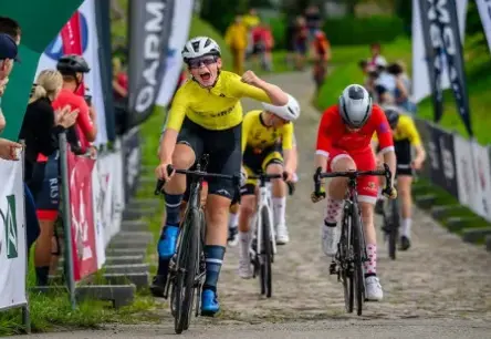 Rīgas Riteņbraukšanas skola dominē atjaunotajā "Cerību kausā" – spožs fināls Siguldā