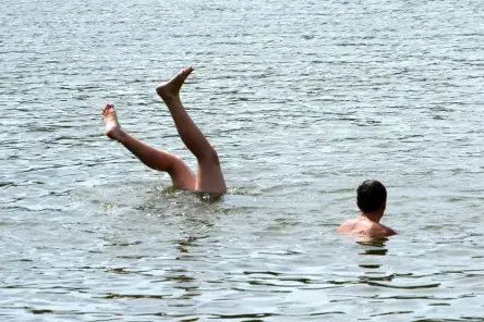 Rīgas Siltākais Apskāviens: Bābelīša Ezers Uzņem Peldsezonas Līdera Godu ar +17 Grādiem