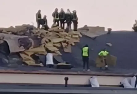 Rīgas Sporta manēžā izcēlies ugunsgrēks – vai būvnieku nolaidība vainojama postā?