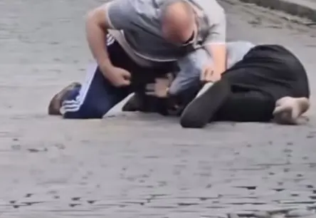 Rīgas centrā satraucošs ielu konflikts: Autovadītāja un gājēja kautiņš Tērbatas un Matīsa ielu krustojumā šokē sabiedrību