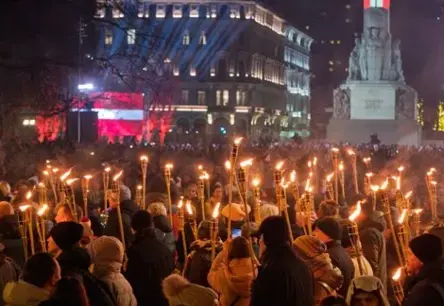 Rīgas centru izgaismo iespaidīgs lāpu gājiens Latvijas dzimšanas dienā