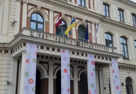 Rīgas domes klusā vienošanās: Varavīksnes karogs šogad pie Rātsnama neplīvo, apsīkst senie strīdi