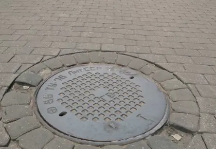 Rīgas ielas glabā pagātnes vēstījumus: Aku vāki ar krievu uzrakstiem – mantojums, dilemmas un pakāpeniskā nomaiņa