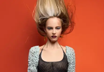 Rīgas modes nedēļa kļūst drosmīgāka: Valērija Ločmele iemieso ekstravaganci