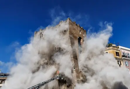 Romā notikusi traģēdija: sabrūkot viduslaiku torņa daļai, bojā gājis cilvēks