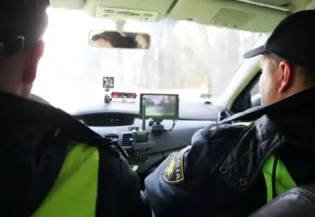 Ropažu novadā auto uzbrauc sievietei – traģēdija tumšajā laikā