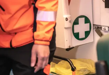 Ropažu novadā automašīna notriec gājēju – sieviete bojā galam