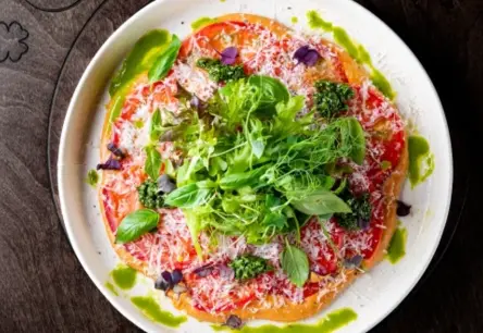 Rudens hīts: kā pagatavot tomātu karpačo ar "Parmigiano" un pesto 5 minūtēs