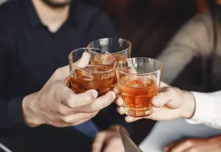 Sabiedrība pieprasa atcelt jaunus alkohola tirdzniecības laika ierobežojumus: uzsākta parakstu vākšana