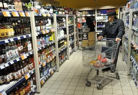 Sabiedrība polarizējas: sākas parakstu vākšana par alkohola tirdzniecības laika papildu saīsināšanu